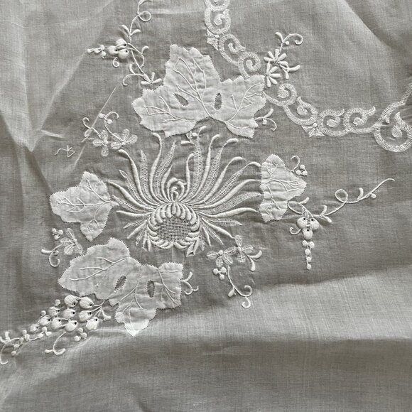 Vintage Organdie Madeira Applique Floral Embroidered Square Tablecloth 48'' x 48 - Picture 3 of 5